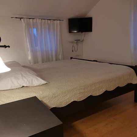 Apartman Kornu Lussingrande Esterno foto